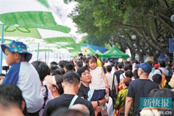 长江配资 广州国际龙舟赛开桨 超10万人在珠江两岸观看