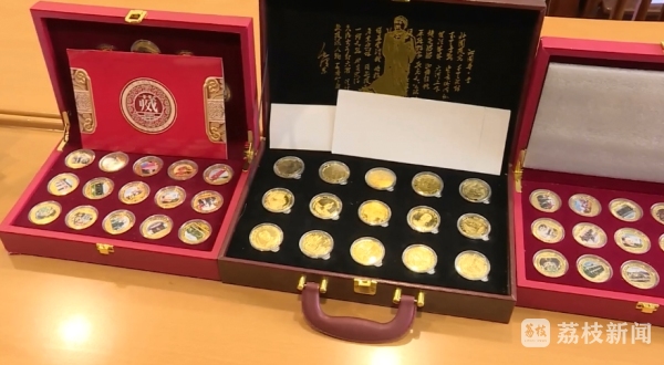 股王配资 网购工艺品冒充金银币 600多人投资纪念币被骗